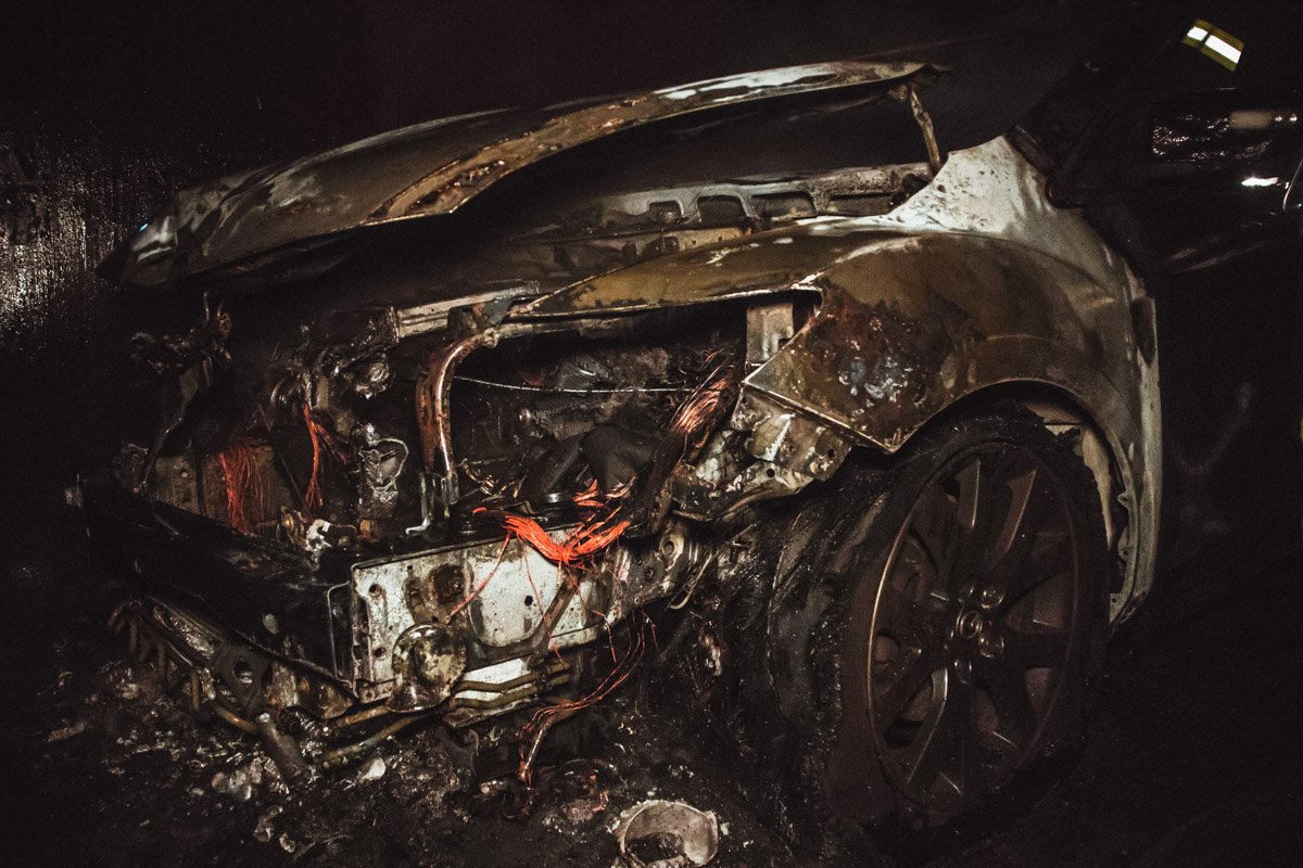 Прибывшие на место происшествия спасатели в течение 15 минут потушили огонь