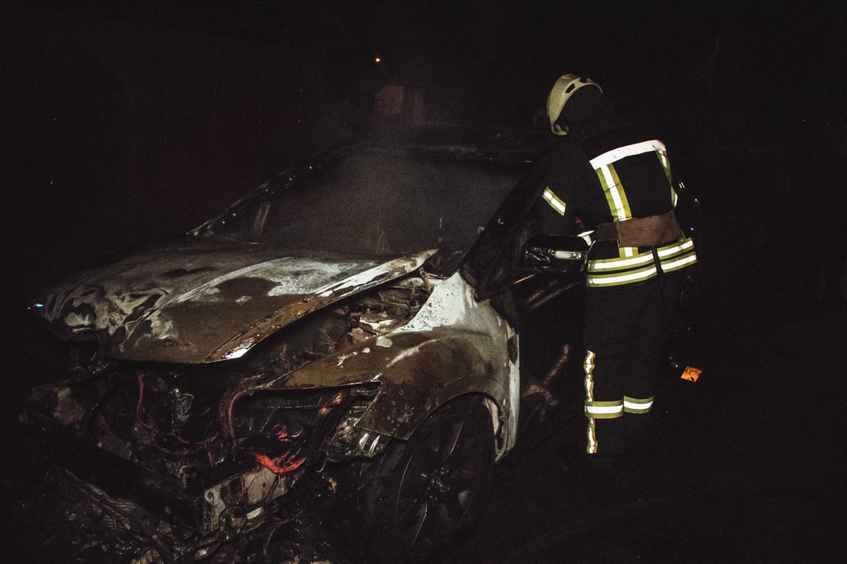 У автомобиля выгорела вся передняя часть и салон