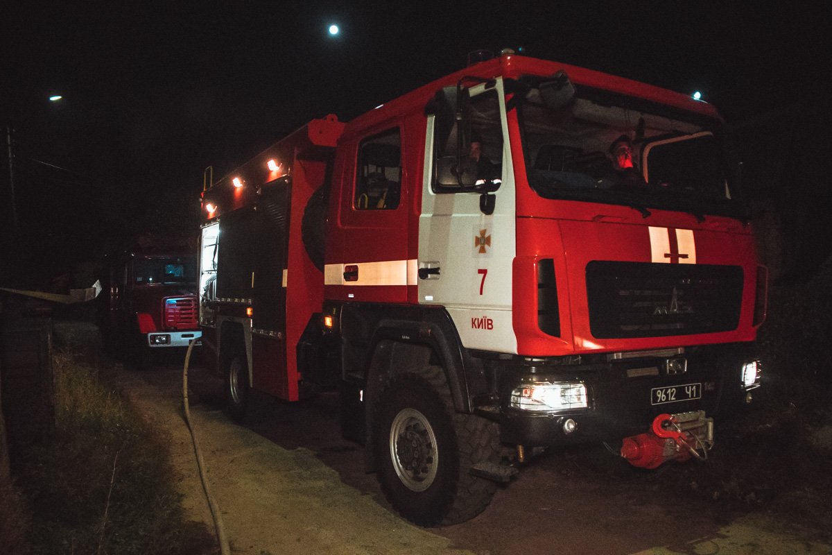 На месте работало две единицы специальной техники, врачи "скорой" и полиция
