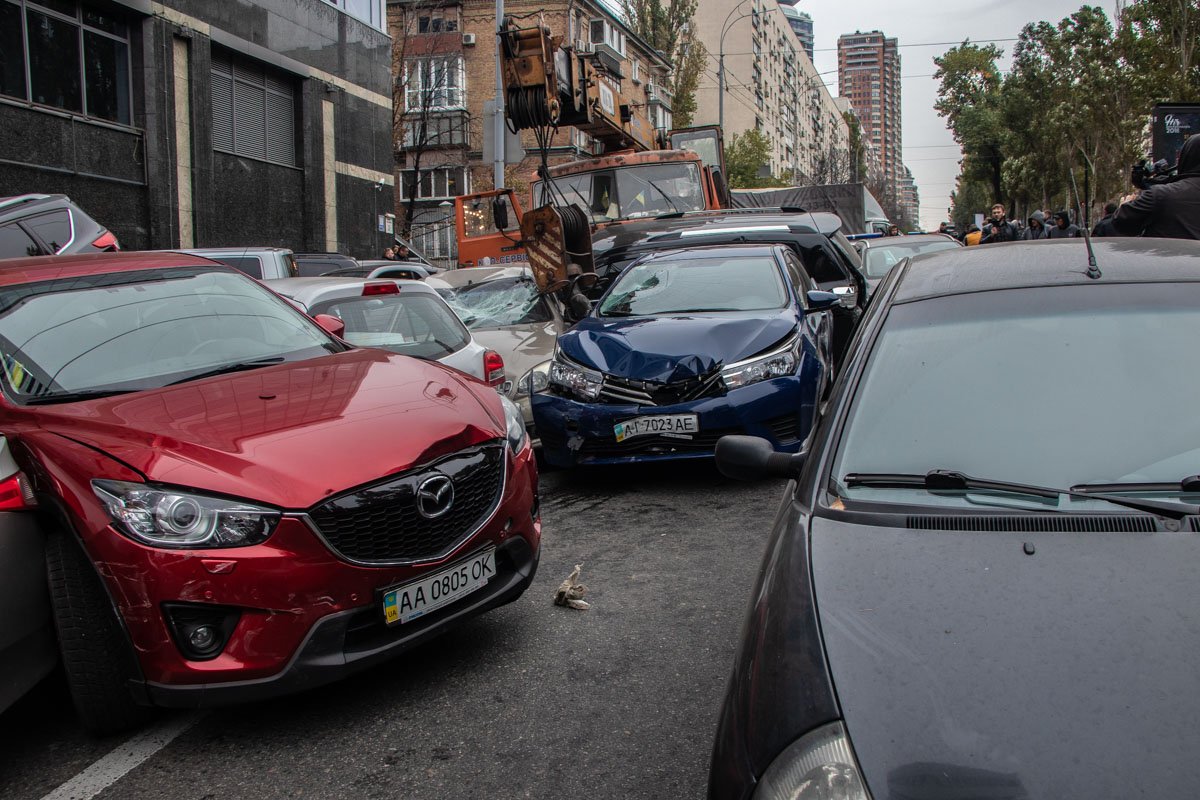 На бульваре Леси Украинки кран влетел в 18 автомобилей