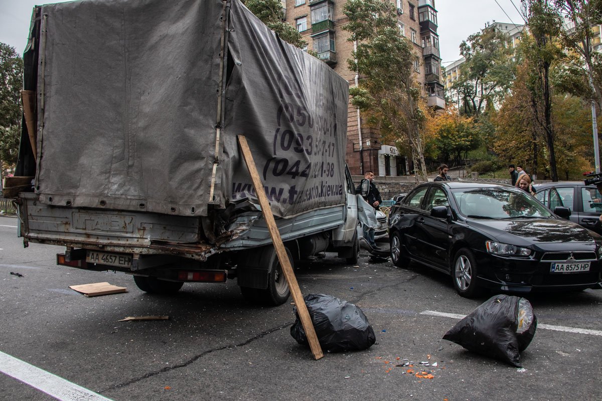 Очевидцы говорят, что Газель смягчила удар для других автомобилей