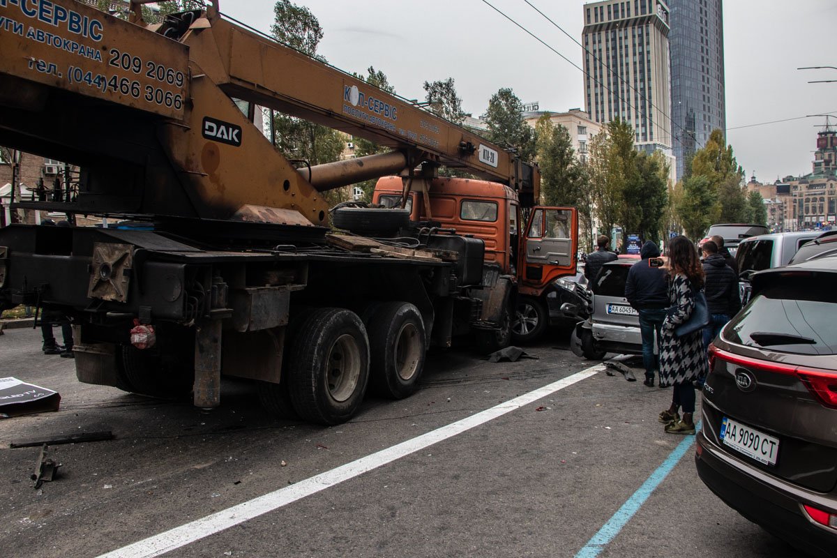 Водителя крана отвезли на освидетельствование 