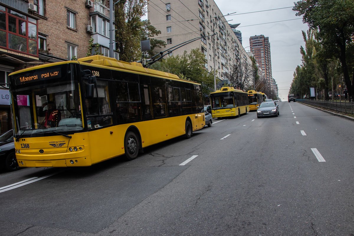 По бульвару остановилось движение троллейбусов