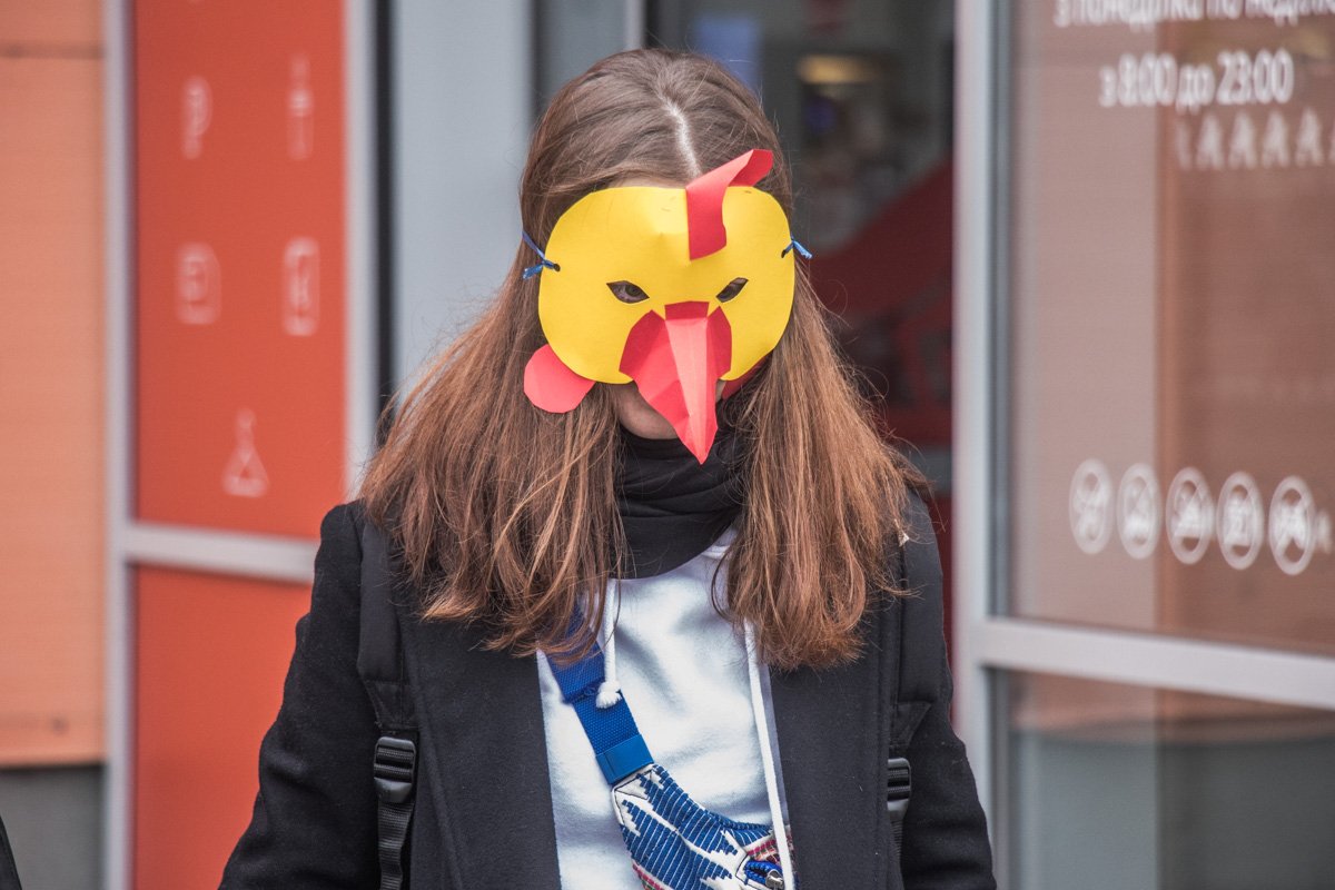 Активисты огорчены отношением "АШАНа" к курочкам Активисты огорчены отношением "АШАНа" к курочкам