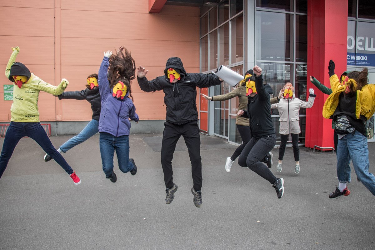 Прыжок - как символ того, что кур нельзя удерживать в клетках. Им нужна воля Прыжок - как символ того, что кур нельзя удерживать в клетках. Им нужна воля