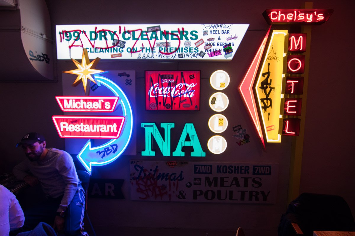 Антураж с американскими вывесками