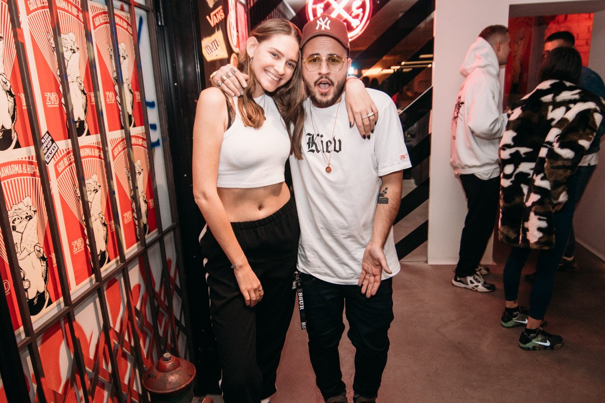 С друзьями - однозначно круче тусить!