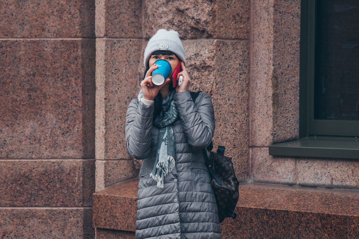 Серые будни скрасит яркий стаканчик с кофе