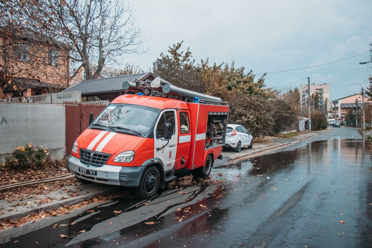В Киеве на улице Гребинки случился пожар В Киеве на улице Гребинки случился пожар