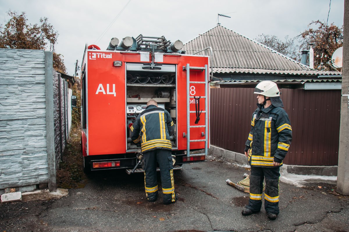 На место прибыло две единицы пожарной техники На место прибыло две единицы пожарной техники