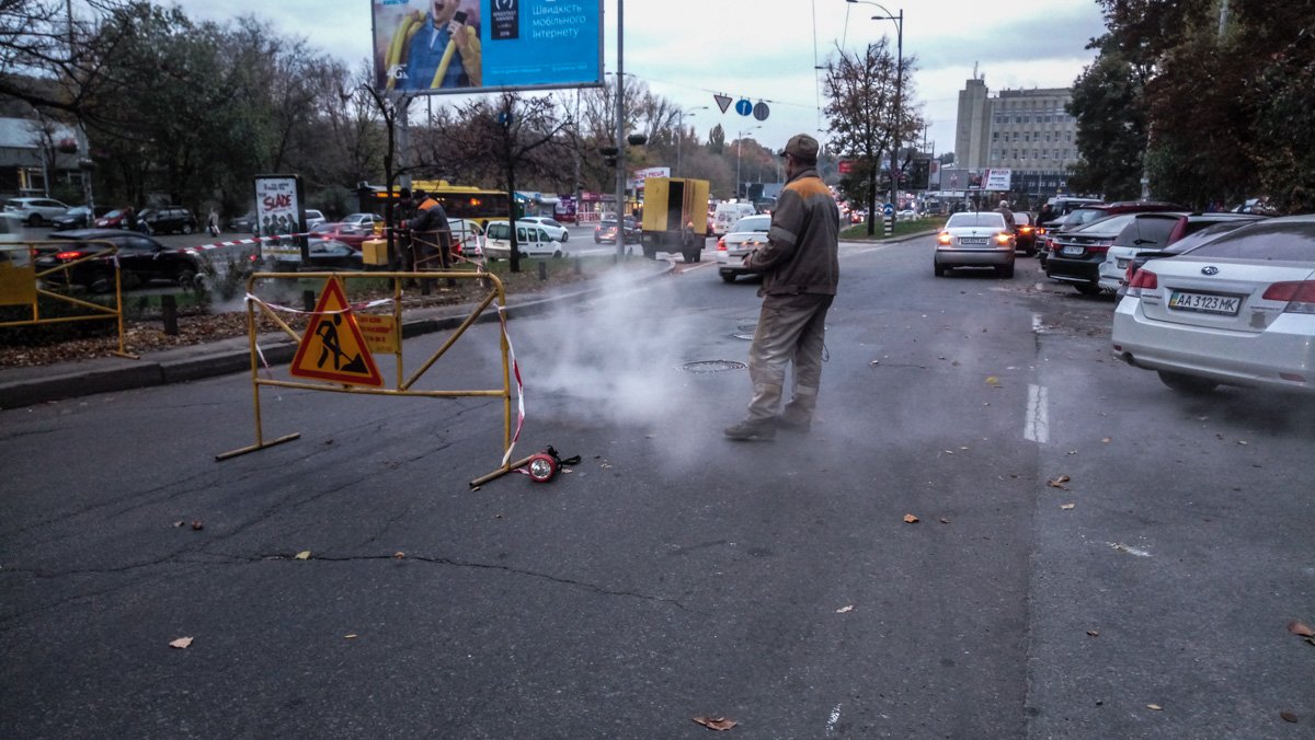 На участке в районе 46 дома прорвало трубу