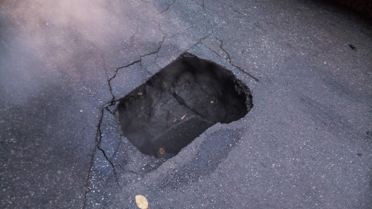 На дороге образовался провал