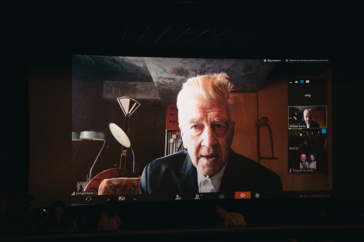 Организаторы постарались и устроили связь с Дэвидом Линчем Организаторы постарались и устроили связь с Дэвидом Линчем