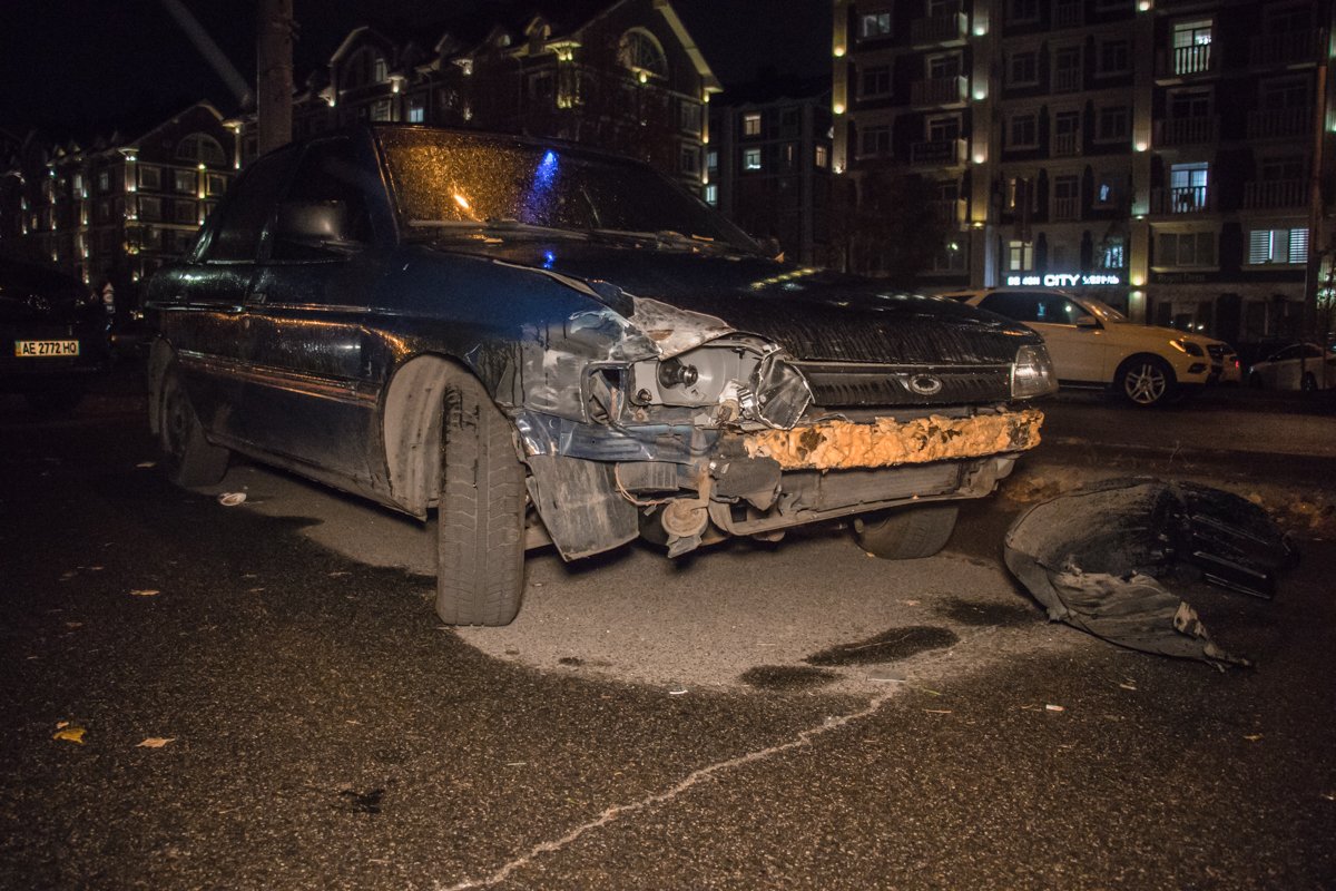 Во время езды он врезался в Ford