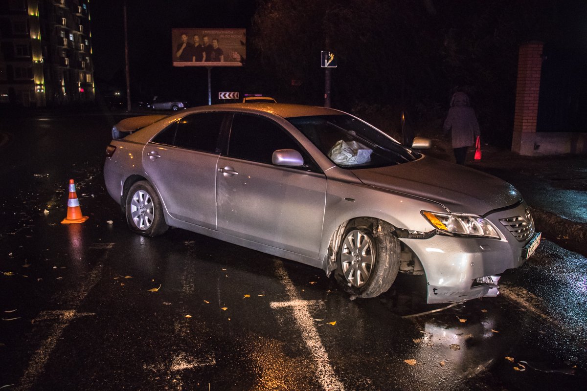 После столкновения Camry перелетела через бордюр и остановилась на дороге