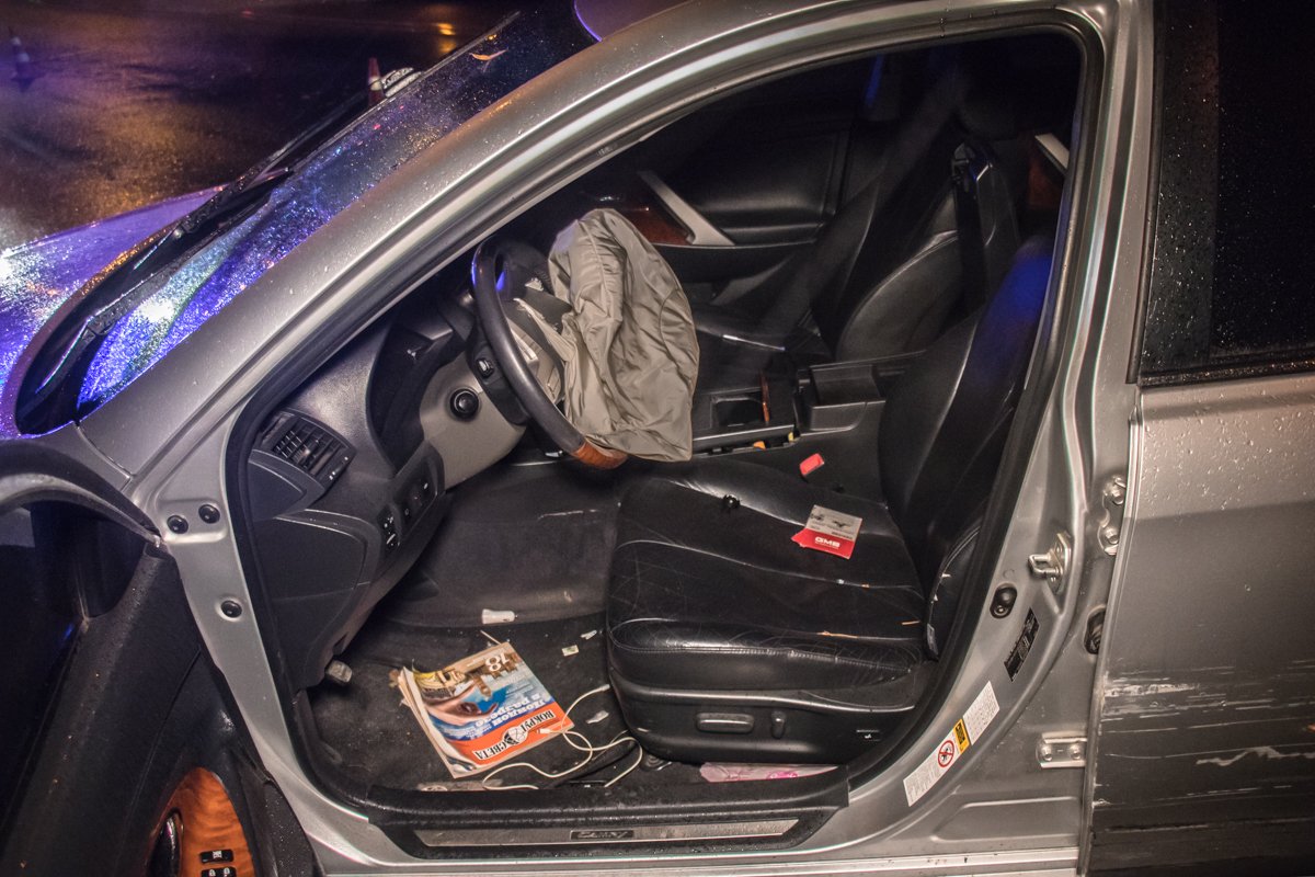 Так как машина была не на ходу, водитель и пассажир кинулись бежать