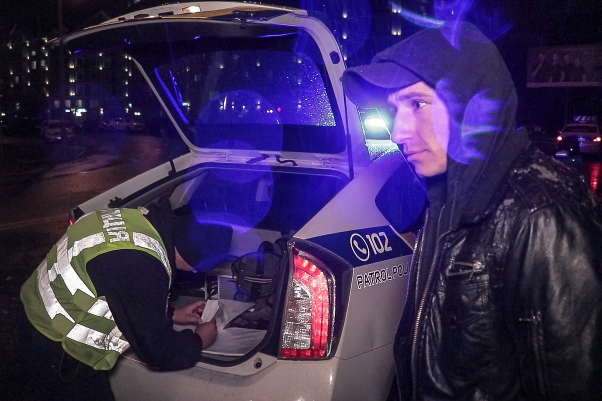 Задержанный Денис утверждает, что он не сидел за рулем, но свидетели говорят обратное