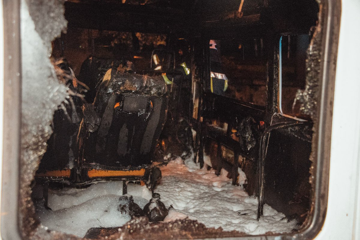 Огонь охватил салон автомобиля Огонь охватил салон автомобиля