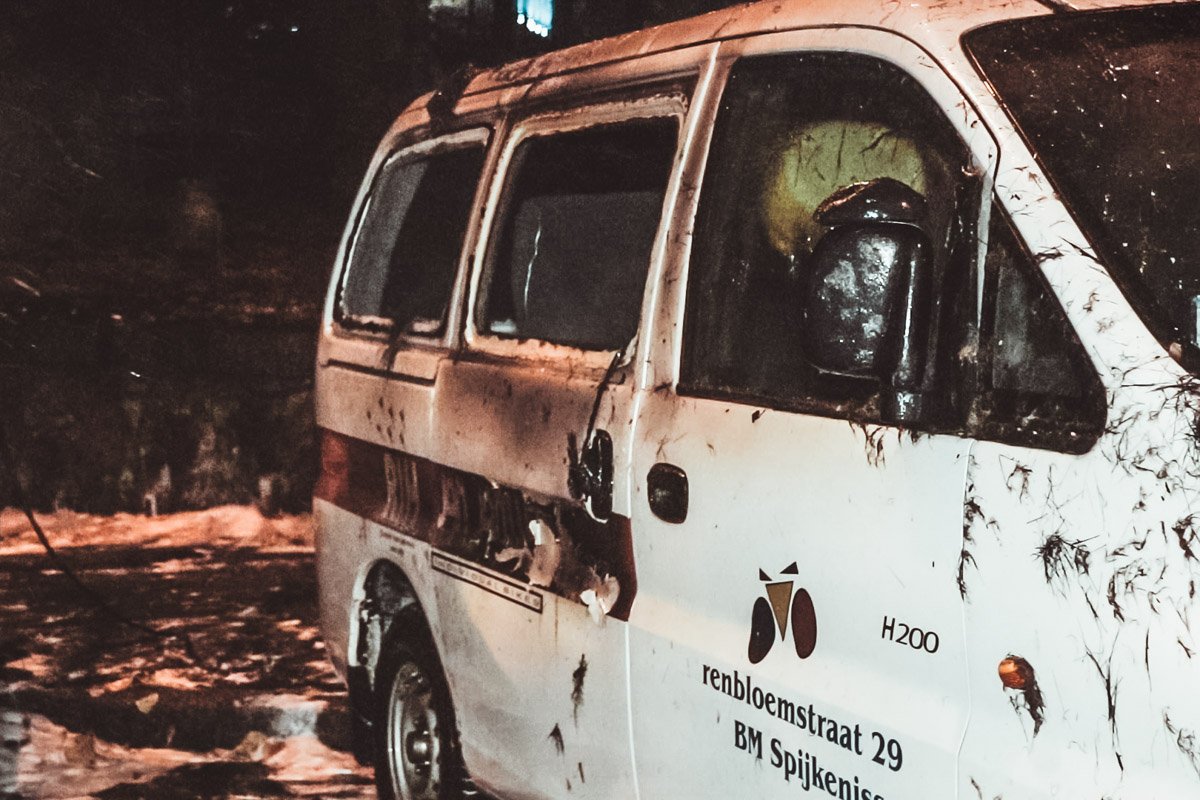 Огонь частично повредил припаркованный рядом Hyundai Огонь частично повредил припаркованный рядом Hyundai