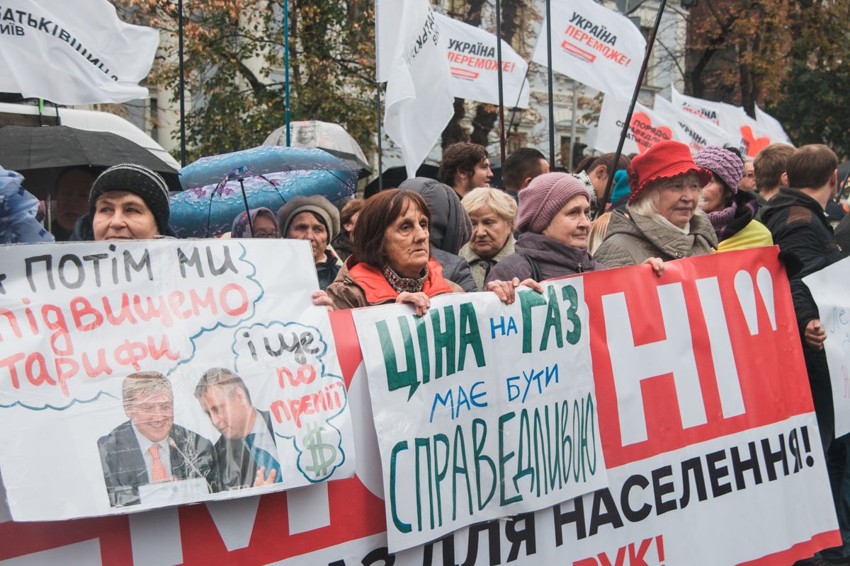 Соратники Юлии Тимошенко протестовали возле Администрации президента на Банковой Соратники Юлии Тимошенко протестовали возле Администрации президента на Банковой