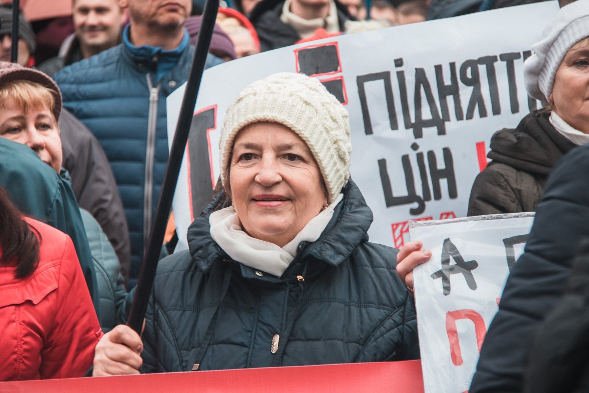 На митинге было очень много пенсионеров и, к удивлению, - подростков На митинге было очень много пенсионеров и, к удивлению, - подростков