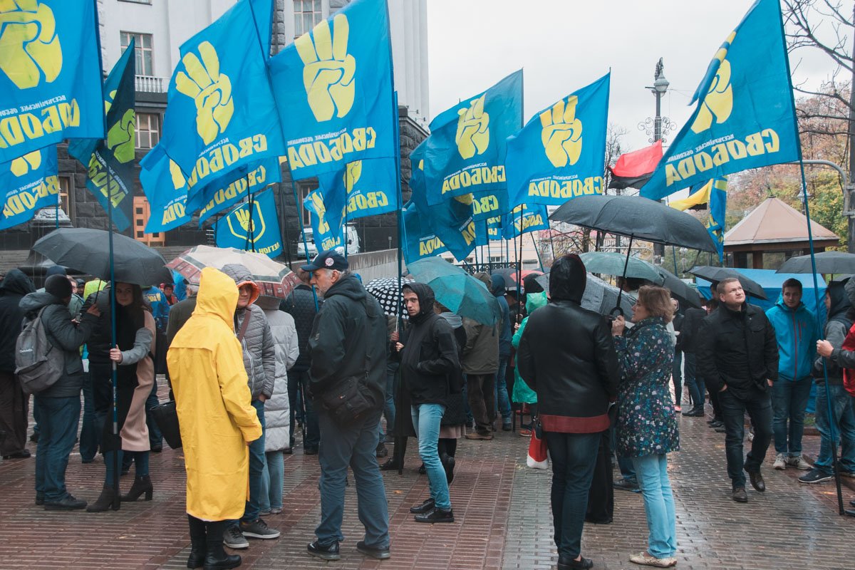 На митинг под Кабинетом Министров собралось людей поменьше На митинг под Кабинетом Министров собралось людей поменьше