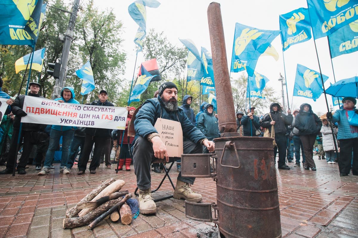 Протестующие устроили перфоманс: мужчина разжег печку под Кабинетом Министров Протестующие устроили перфоманс: мужчина разжег печку под Кабинетом Министров