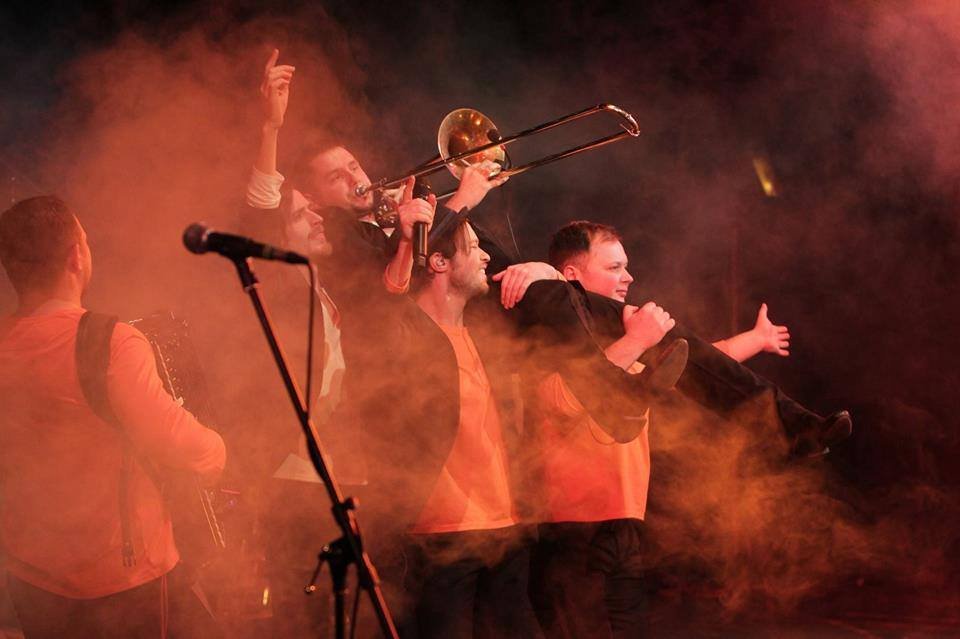 Жанр, в котором играет музыкальный кооператив «Деньги Вперед» называется Odessa Gangsta Folk Жанр, в котором играет музыкальный кооператив «Деньги Вперед» называется Odessa Gangsta Folk