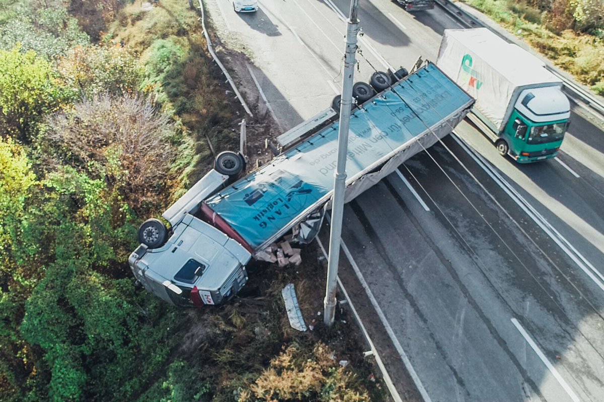 На улице Академика Заболотного перевернулась фура