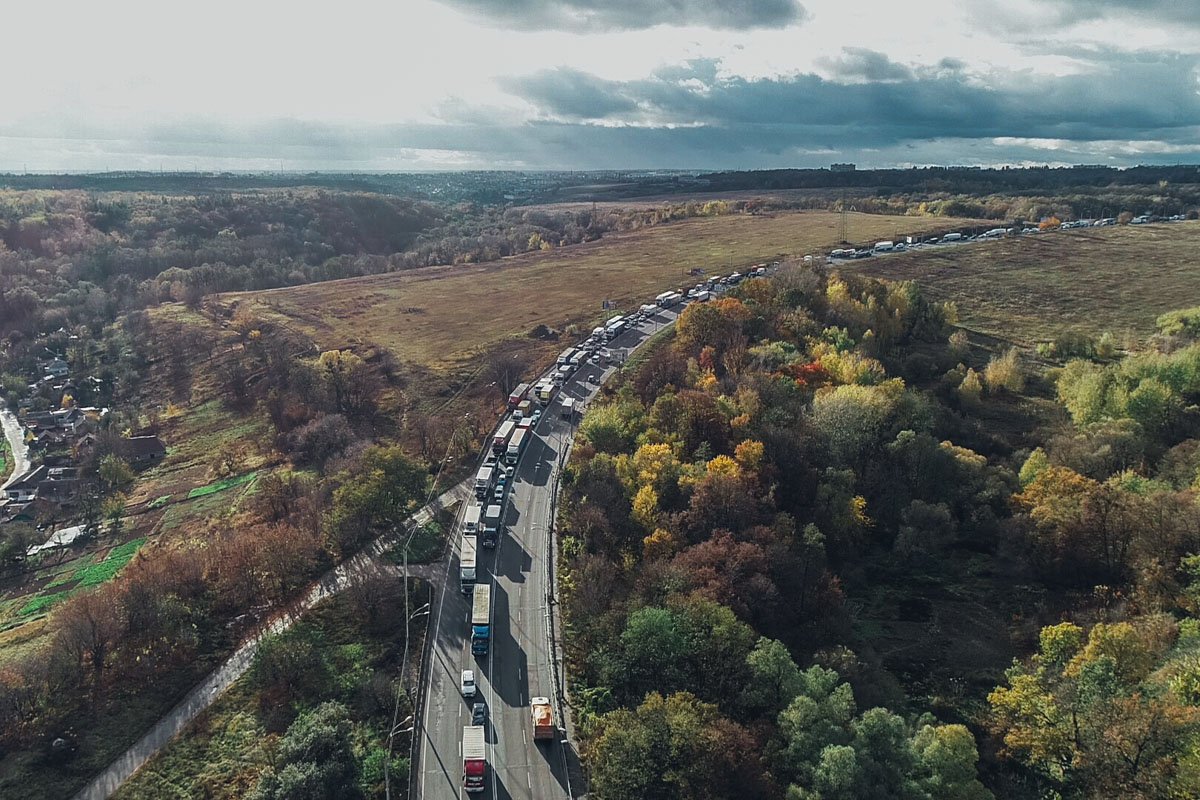 В обе стороны образовалась огромная пробка