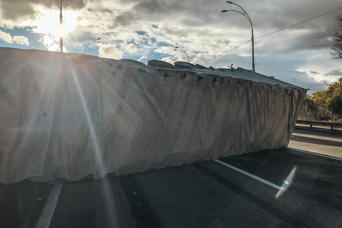 Многотонная машина упала на бок