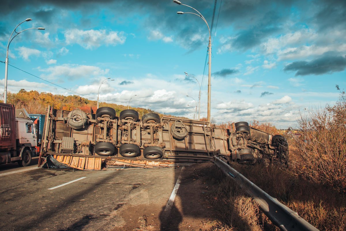 Volvo снесла отбойник