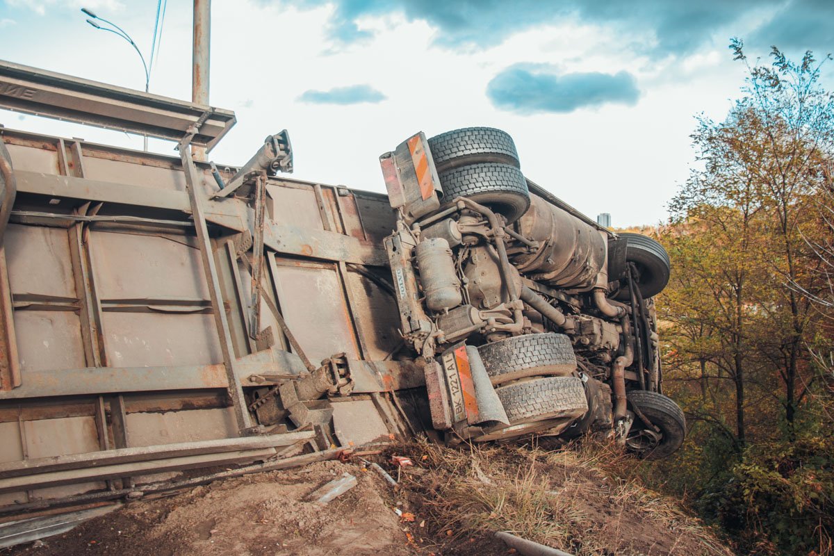 Тягач завис над пропастью