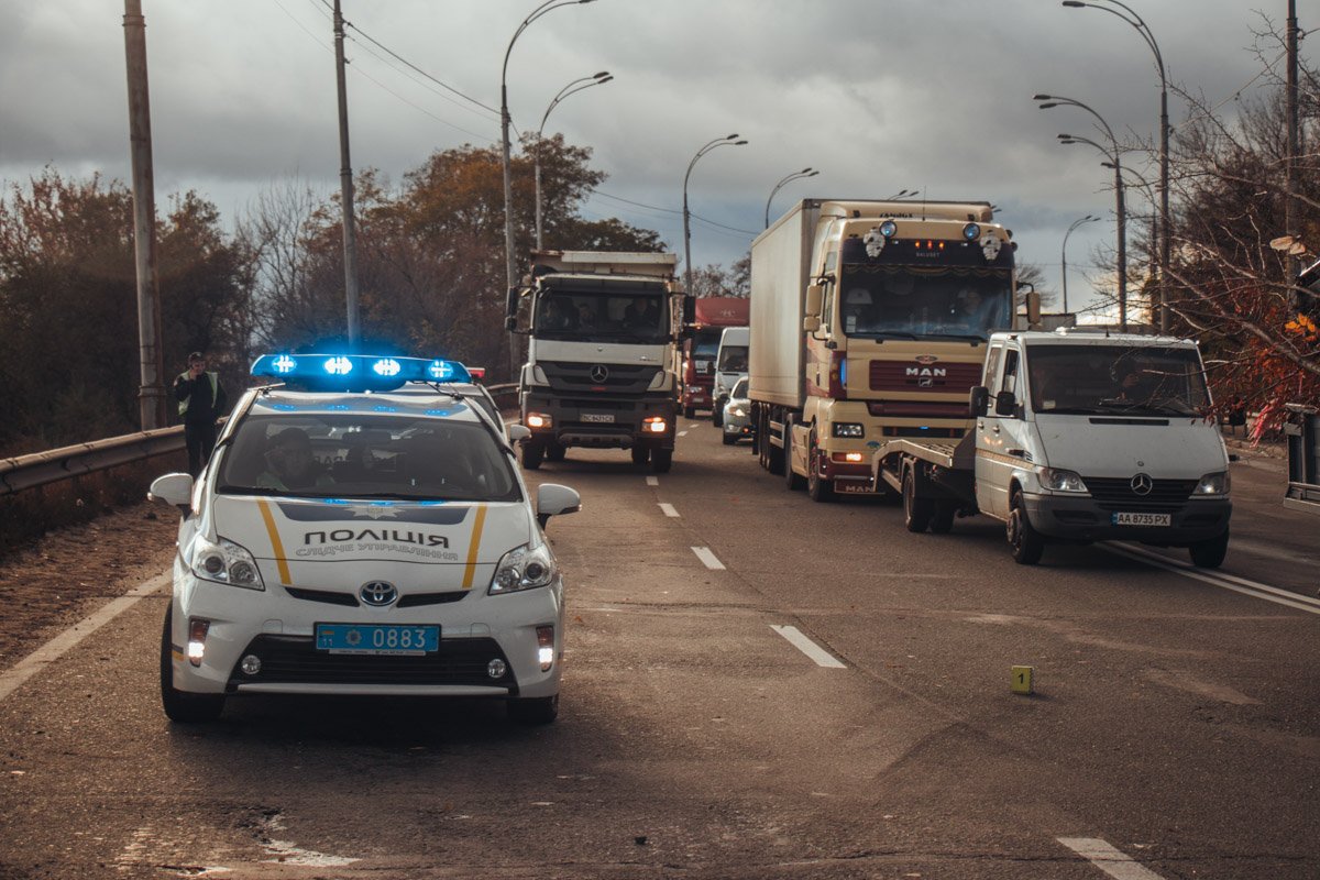 Со стороны Теремков многокилометровая пробка 