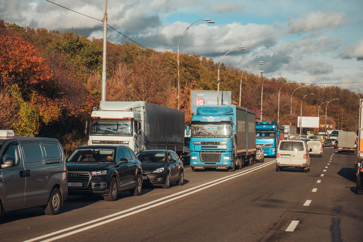 Окружная стоит на несколько километров в обе стороны от места аварии