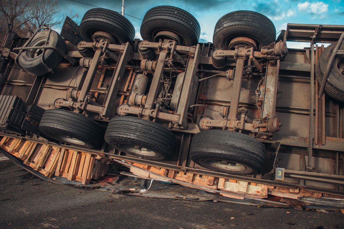 Прицеп занял обе полосы в сторону Столичного шоссе