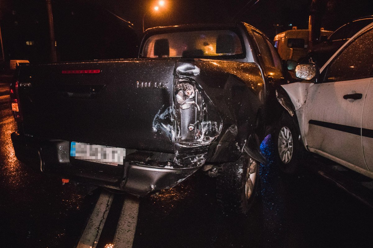 Столкнулись автомобили Mercedes GL и Volkswagen Passat, а затем Mitsubishi Pajero Sport влетел в Toyota Hilux и эвакуатор