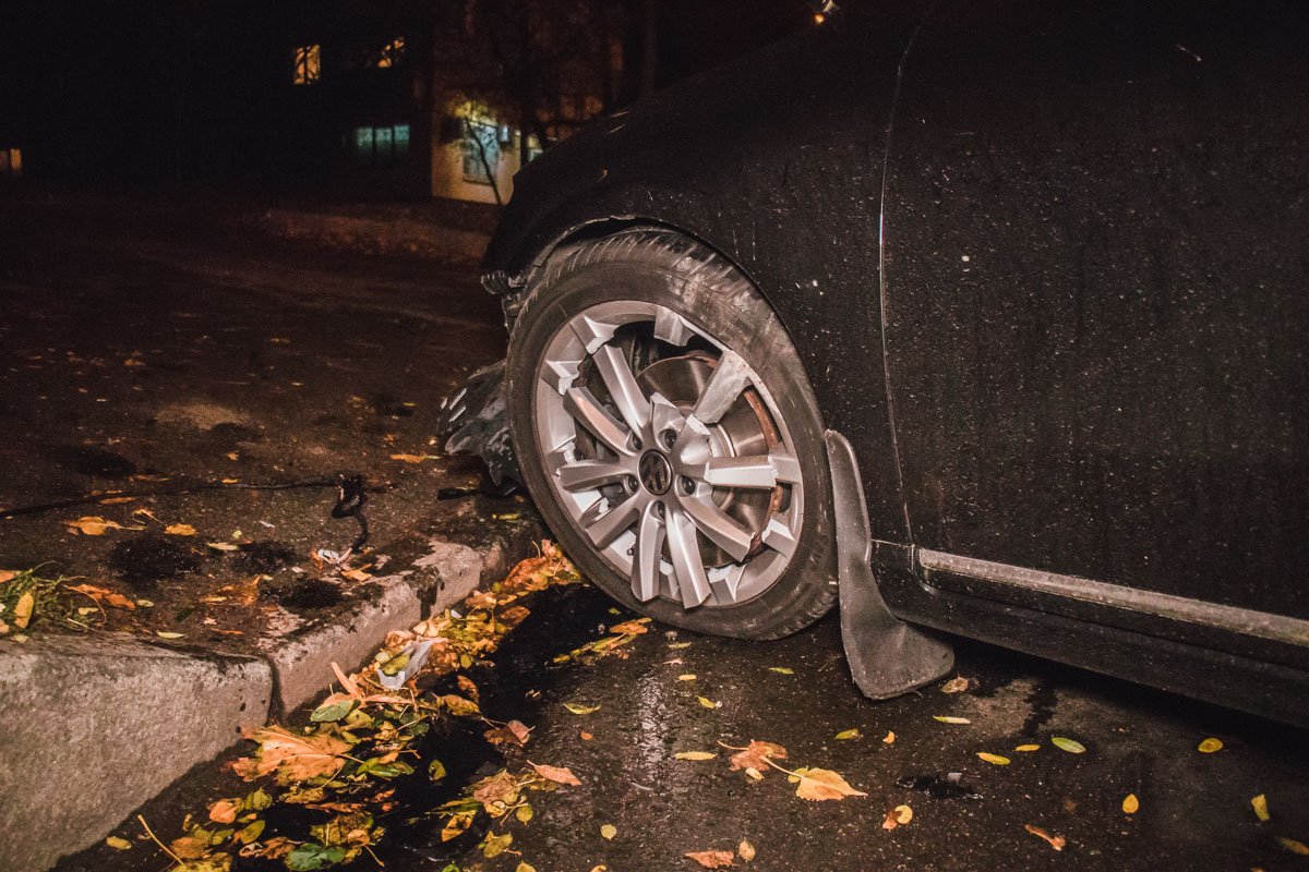 От столкновения Volkswagen занесло и он влетел в бордюр