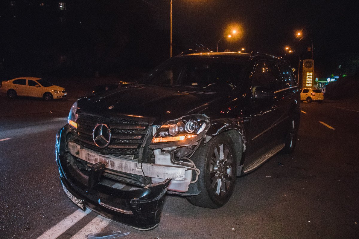 У Mercedes повреждена передняя часть - отбит бампер