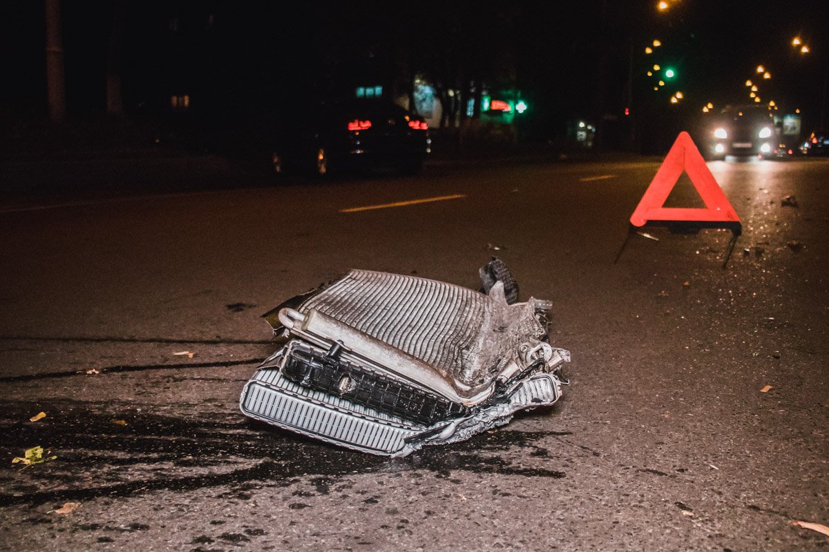 После столкновения водитель Passat выбежал из машины, снял с нее номерные знаки