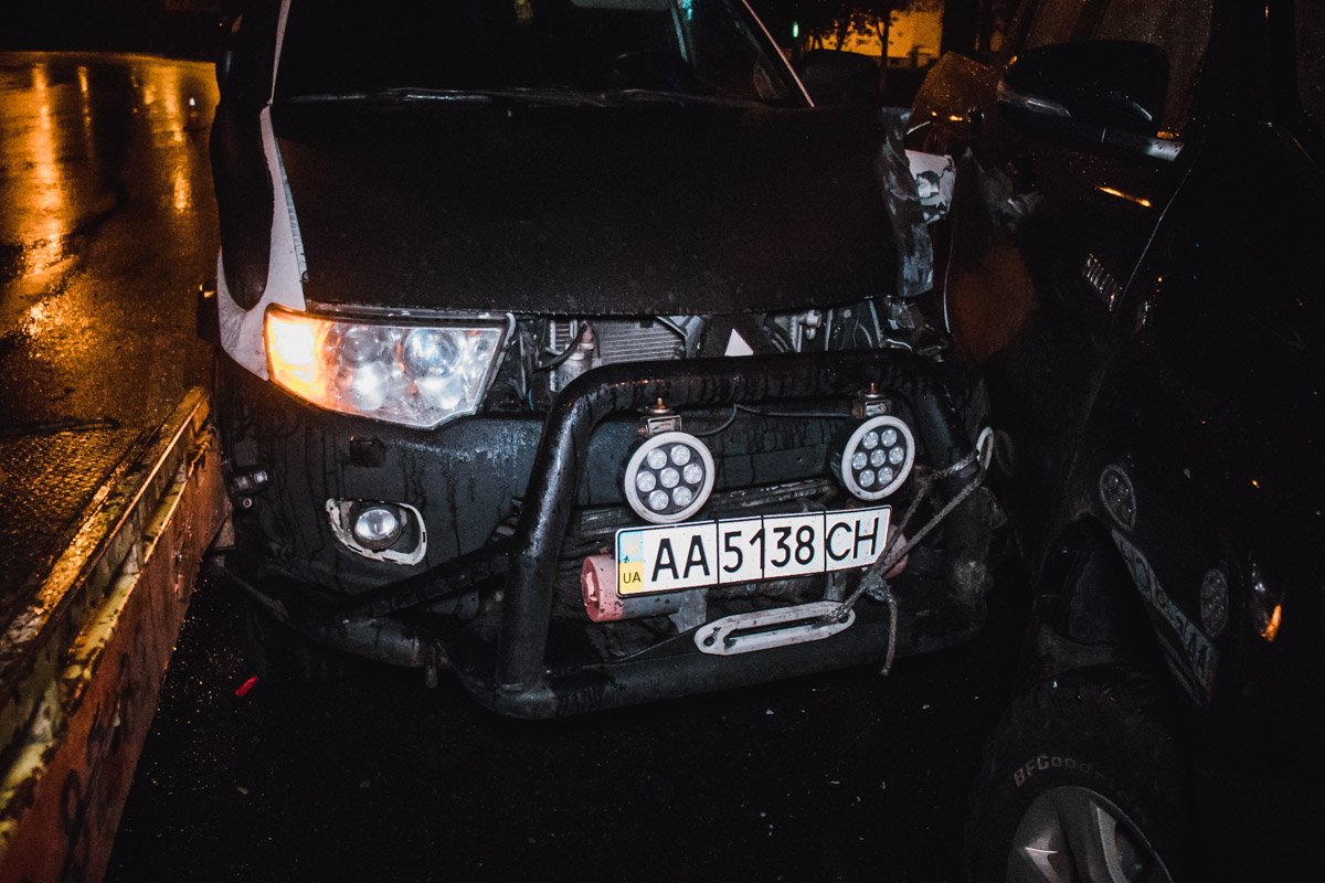 В Toyota Hilux и в эвакуатор влетел Mitsubishi Pajero Sport с пьяным водителем и пассажиркой