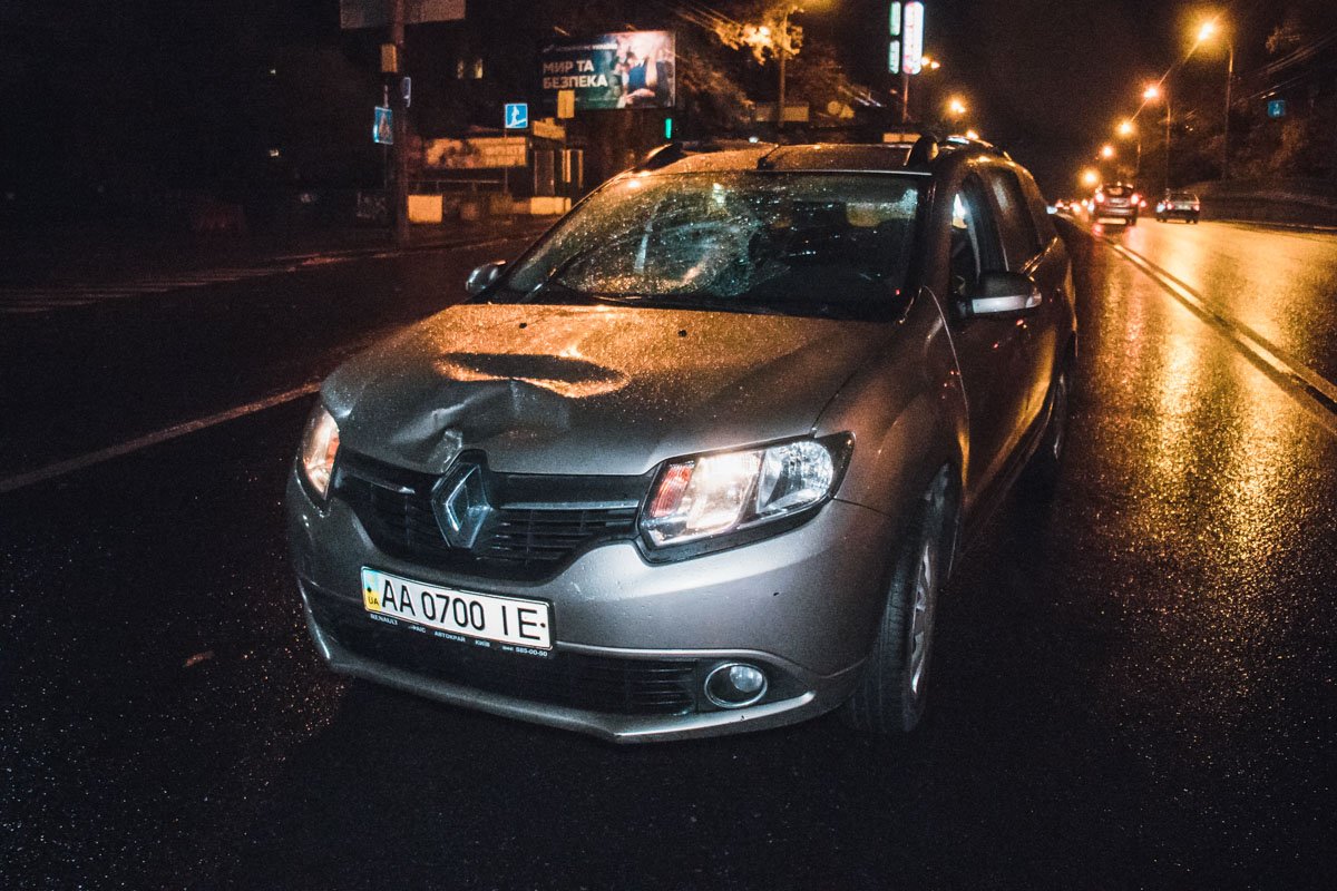 Возле ТРЦ "Космополит" произошла авария с участием автомобиля Renault Logan и девушки-пешехода Возле ТРЦ "Космополит" произошла авария с участием автомобиля Renault Logan и девушки-пешехода