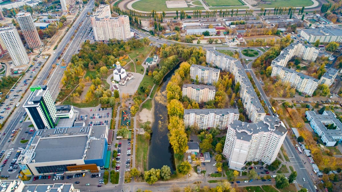 В окружении многоэтажных каменных сооружений таятся незаметные, но красивые озера