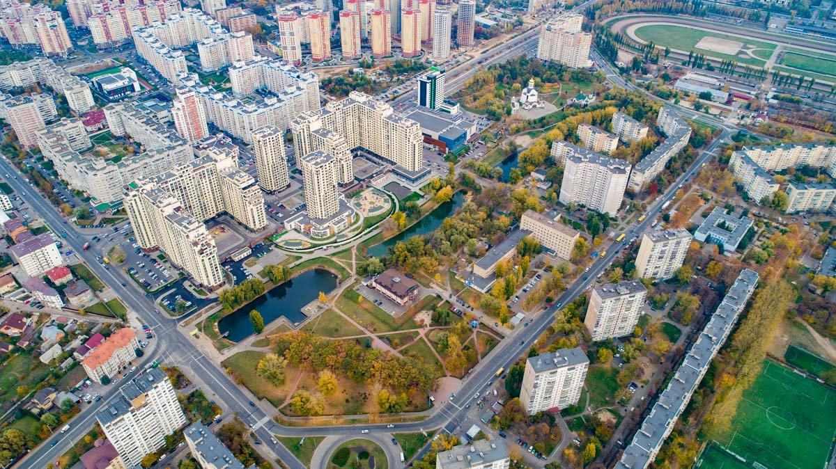 Вокруг озер раскинулись многолетние зеленые деревья и кустарники