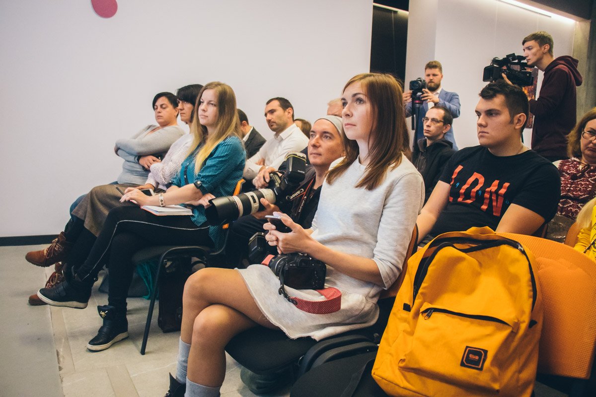 Посетителям дискуссии раздали рацион сбалансированного питания Посетителям дискуссии раздали рацион сбалансированного питания