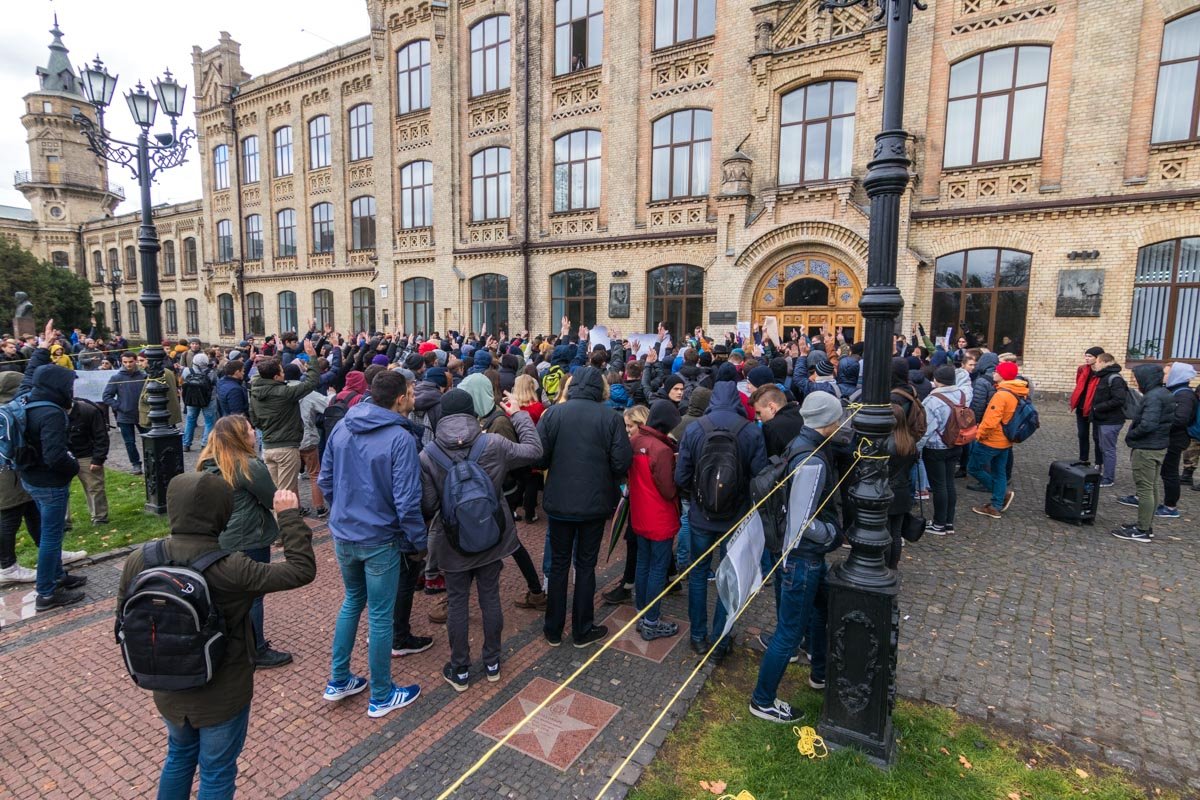 Участники акции активно звали ректора Зугровского