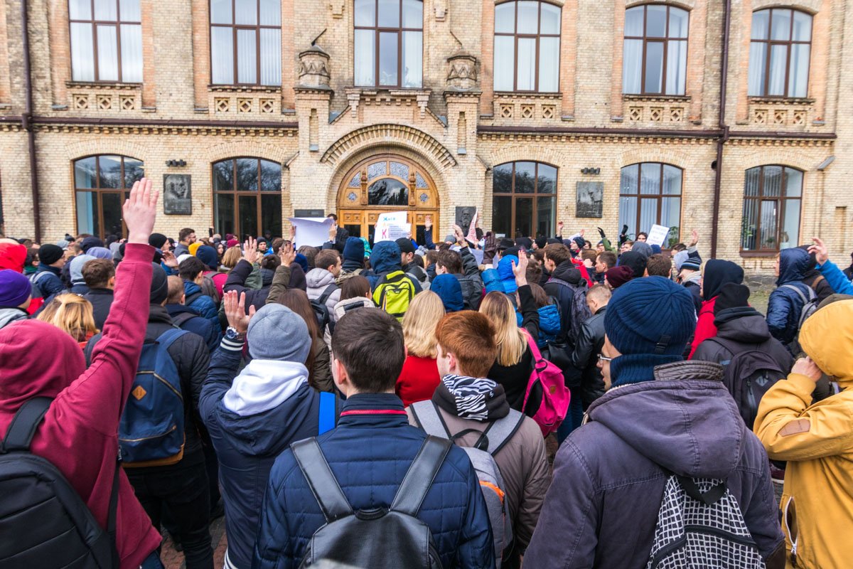 Однако ректор к учащимся так и не вышел