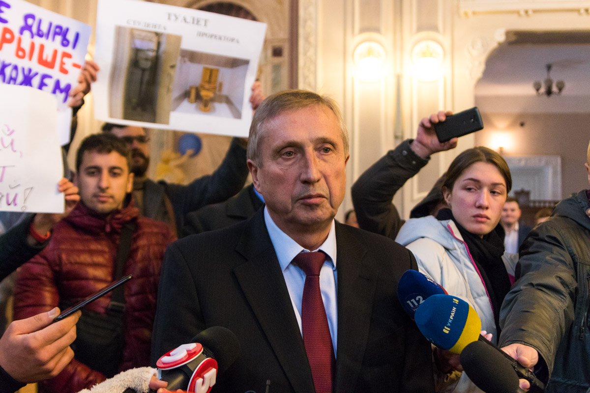 Однако Михаил Зугровский ответил на вопросы журналистов