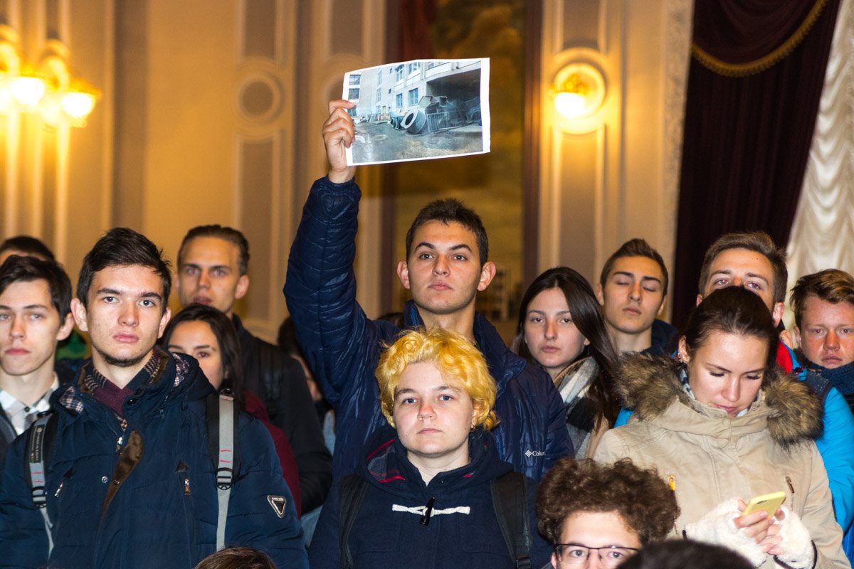 На встречу митингующие принесли фото, доказывающие ужасное состояние зданий Политеха