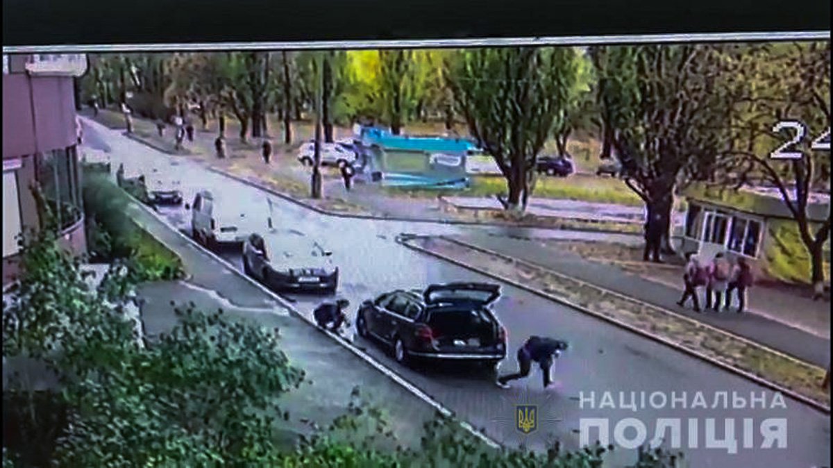 Все случилось, когда водитель менял колесо на своей машине Все случилось, когда водитель менял колесо на своей машине